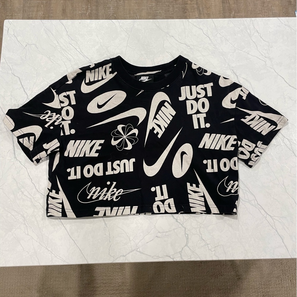 nike women’s crop top